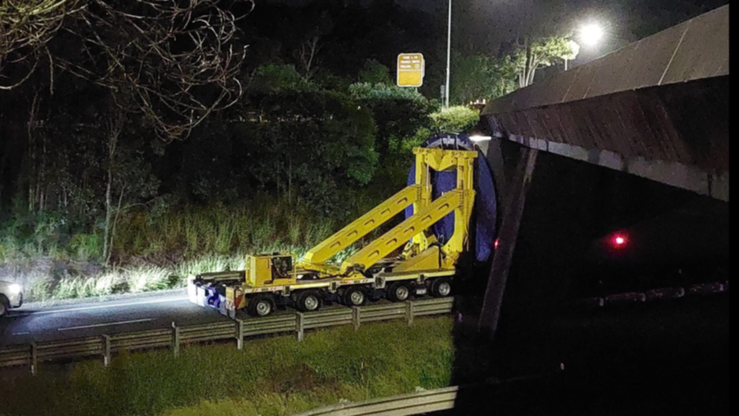 An oversized truck carrying a wind turbine has crashed into a Bridge west of Brisbane, causing traffic chaos for morning commuters.Â