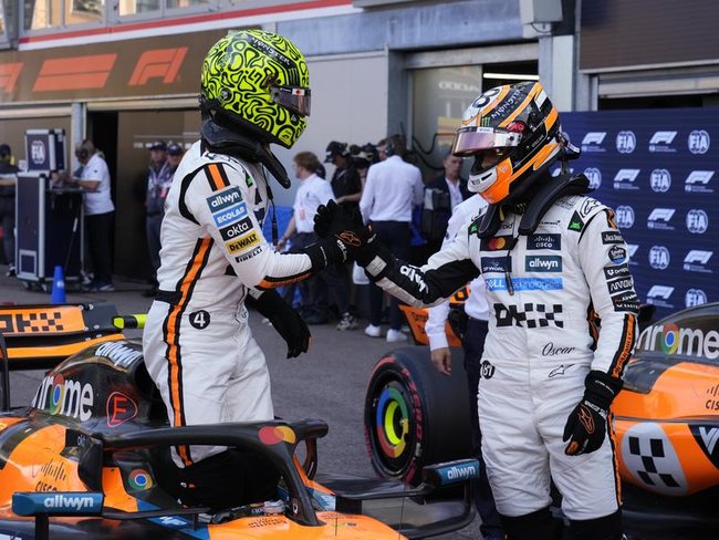 Oscar Piastri (R) congratulates his McLaren teammate Lando Norris on taking pole in Monaco. 